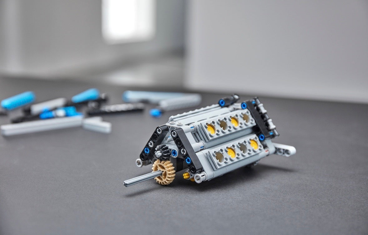 LEGO Technic 42083 Bugatti Chiron – nowy, nie złożony, komplet!